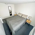 Center Modern 2-br Haven With A Stylish Twist Lägenhet