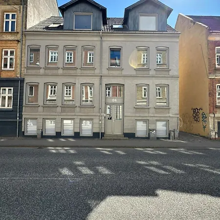 Center Modern 2-br Haven With A Stylish Twist